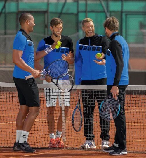 Männer am Tennisplatz